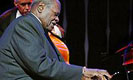 El renombrado pianista de Jazz y compositor Oscar Peterson, falleci  a los 82 aos de edad