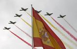 La Patrulla Aguila sobrevuela la plaza de Coln en Madrid, durante el desfile de la Fiesta Nacional
