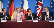 Berlusconi, Merkel, Sarkozy y Brown  al inicio de su comparecencia despus de la reunin en Pars de los pases europeos del G-8