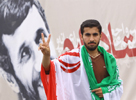Un seguidor de Ahmadineyad hace la seal de la victoria en la ciudad de Qom, a 120 kilmetros al sur de la capital.