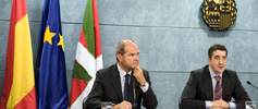 El "lehendakari Patxi Lpez y el vicepresidente tercero del Gobierno, Manuel Chaves, junto a la bandera espaola, vasca y europea 