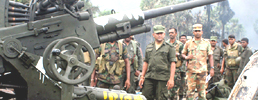 Miembros del ejrcito inspeccionan parte del armamento de la guerrilla de los Tigres para la Liberacin de la Patria Tamil 