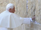 Benedicto XVI cumple con la tradicin de dejar un mensaje en el "Muro de las Lamentaciones", en la ciudad antigua de Jerusaln