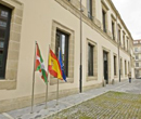 La bandera espaola entre la ikurrilla y la bandera europea onde por primera vez en la fachada del parlamento vasco en Vitoria