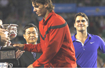 Nadal recibe su trofeo, mientras Federer tras l llora
