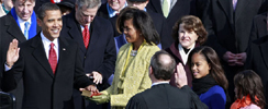 Barack Obama jurando su cargo como  44 Presidente de los Estados Unidos, en presencia de su familia