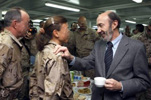 Rubalcaba toma caf con los soldados de la Base de Apoyo Avanzado (FSB) de Herat 