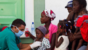 Un mdico trata a unos pacientes afectados de clera en un hospital de L'Estere, Hait
