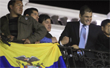 El Presidente de Ecuadro,  Rafael Correa, arenga desde el balcn a sus simpatizantes