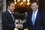 Jos Luis Rodrguez Zapatero y Mariano Rajoy se saludan a la entrada de La Moncloa antes de la reunin