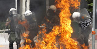 Polcias atrapados por los cctoles molotov lanzados por los manisfestantes en Atenas.