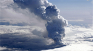 Imagen de la nube de cenizas procedente del volcn bajo el glaciar Eyjafjlla