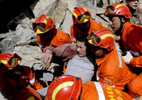 Los equipos de emergencia chinos rescatando a un herido.