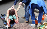 Las asistencias sanitarias moscovitas atienden a un herido de los atentados.