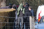 Gendarmes  franceses sacan, exposado y con la cabeza cubierta, a uno  de los dirigentes de ETA detenidos en la localidad de Cahan.