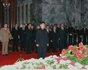 Kim Jong-un, hijo y sucesor de Kim Jong-il, rinde homenaje a su padre.