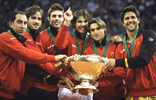 Los tenistas espaoles celebran la 5 copa Davis.