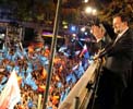 Rajoy saluda a sus seguidores en la noche electoral.