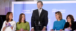 Rajoy  celebra su triunfo en el balcn de su sede