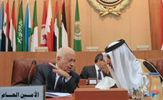 El primer ministro qatar, jeque Hamad bin Jassem bin Jabr al Thani (D) conversa con el secretario general de la Liga rabe  en El Cairo 