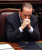 Berlusconi sale de la sede presidencial tras presentar su dimisin. 
