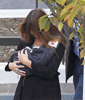 Carla Bruni saliendo de la maternidad con su hija en brazos.