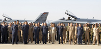 La ministra Chacn con los militares participantes en la misin de Libia en la Base de Zaragoza