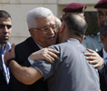 El presidente palestino Mahmoud Abas abraza a uno de los presos palestinos liberados por Israel a su llegada a Cisjordania.
