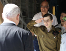 El soldado Shalit saluda al primer ministro isarael, Netanyahu, tras su liberacin.