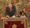 El rey en el momento de firmar la reforma de la Constitucin.