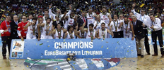 Los jugadores de la seleccin espaola celebran el trinufo en el Eurobasket.