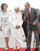 Benedicto XVI con los reyes de Espaa a su llegada a Madrid.