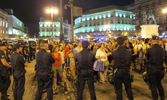 Policias mediando entre laicos y catlicos en la Puerta del Sol.