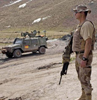 Un saldado y un vehculo espaoles de patrulla en Afganistn.