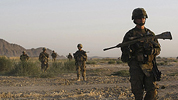 Soldados norteamericanos patrullando las ridas tierra afganas.