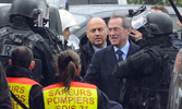El ministro del Interior francs, Claude Guan conversa con los agenetes de la RAIDt, en Toulouse.