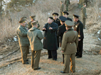 Kim Jong-Un y sus militares.