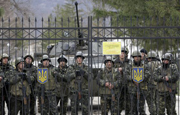 Militares ucranianos protegen la base de Perevalnoye