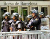 Policas antidisturbios vigilan ante la entrada de la Bolsa de Barcelona durante la celebracin de una manifestacin antiglobalizacin en Barcelona. Junio de 2001.(