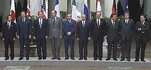 Foto de familia de los lderes del G-8, que cerraba con puntos suspensivos una trgica cumbre de Gnova en la que el activista italiano antimundializacin Carlo Giuliani perda la vida. 