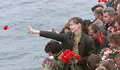 Los familiares de los marineros rusos muertos en el accidente del submarino nuclear Kursk, han viajado hasta el Mar de Barents para lanzar flores al agua