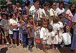 Un grupo de madres con sus hijos hace cola para recibir pan en Matagalpa, al norte de Managua