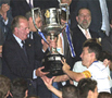 El rey hace entrega de la Copa que lleva su nombre al capitn del Zaragoza- Junio 2001