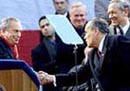 El alcalde de Nueva York, Michael Bloomberg (izquierda), saluda a Rudolph Giuliani, ayer en el Ayuntamiento. 