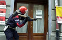 Un agente de la Ertzaintza rompe con un mazo la puerta de la sede de Batasuna en Vitoria