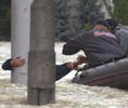 Un hombre es rescatado de las aguas en Ceske Budejovice, en la Repblica Checa.