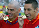 Antonio Jimnez Pentinel (oro) y Luis Miguel Martn Berlanas (bronce) celebran su victoria en el podio de la prueba de los 3.000 metros obstculos