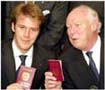Victor Manuel de Saboya acompaado por su hijo, Manuel Filiberto, muestran sus recien estrenados pasaportes italianos