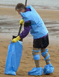 Un voluntario ataviado con sus propios medios limpia la playa de El Arbeyal, en Gijn, uno de los muchos arenales asturianos afectados por los vertidos del 'Prestige'.