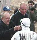 Juan Carlos I y Manuel Fraga conversan con un integrante de los equipos de limpiezas de las playas coruesas